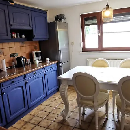 Komfort Mit Garten, 4 Zimmer, 8 Betten, Eigene Kueche, Bad Wc, Gratis Fruehstueck, Parkplaetze Und Wifi, So Privat Zu Hause Daire Kassel