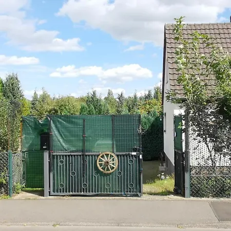 Ganze 95Qm Ferien Wohnung Mit 3 Schlafzimmer, Eigener Kueche, Wohnzimmer, Badezimmer, Wc Sowie Grossen Garten, Gratis Parkplaetze, Wifi, Ruhige Top Lage