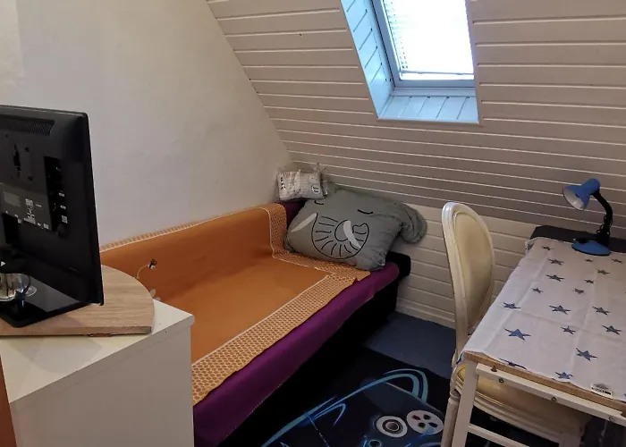 Ganze 95Qm Ferien Wohnung Mit 3 Schlafzimmer, Eigener Kueche, Wohnzimmer, Badezimmer, Wc Sowie Grossen Garten, Gratis Parkplaetze, Wifi, Ruhige Top Lage *