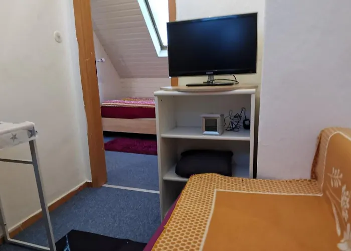 Ganze 95Qm Komfort Wohnung Mit Garten, 3 Schlafzimmer, Mit Privater Kueche, Wohnzimmer, Badezimmer, Wc, Gratis Parkplaetze, Wifi, Ruhige Top Lage Daire
