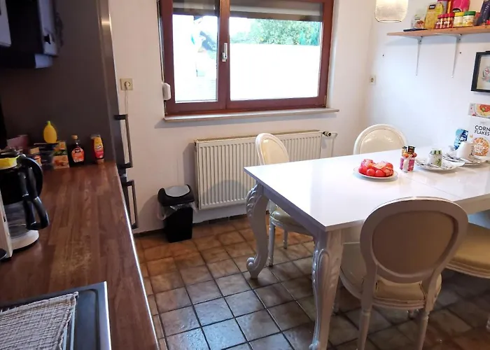 Ganze 95Qm Ferien Wohnung Mit 3 Schlafzimmer, Eigener Kueche, Wohnzimmer, Badezimmer, Wc Sowie Grossen Garten, Gratis Parkplaetze, Wifi, Ruhige Top Lage * カッセル