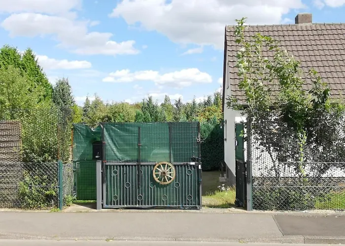 Ganze 95Qm Ferien Wohnung Mit 3 Schlafzimmer, Eigener Kueche, Wohnzimmer, Badezimmer, Wc Sowie Grossen Garten, Gratis Parkplaetze, Wifi, Ruhige Top Lage