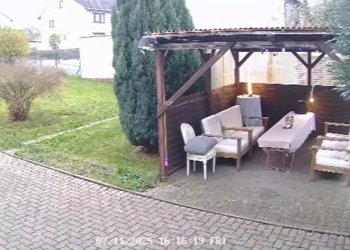 Ganze 95Qm Ferien Wohnung Mit 3 Schlafzimmer, Eigener Kueche, Wohnzimmer, Badezimmer, Wc Sowie Grossen Garten, Gratis Parkplaetze, Wifi, Ruhige Top Lage アパート