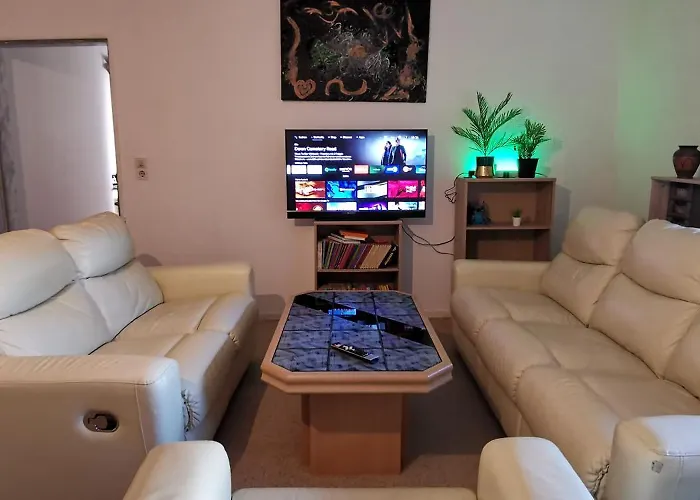 Ganze 95Qm Ferien Wohnung Mit 3 Schlafzimmer, Eigener Kueche, Wohnzimmer, Badezimmer, Wc Sowie Grossen Garten, Gratis Parkplaetze, Wifi, Ruhige Top Lage *