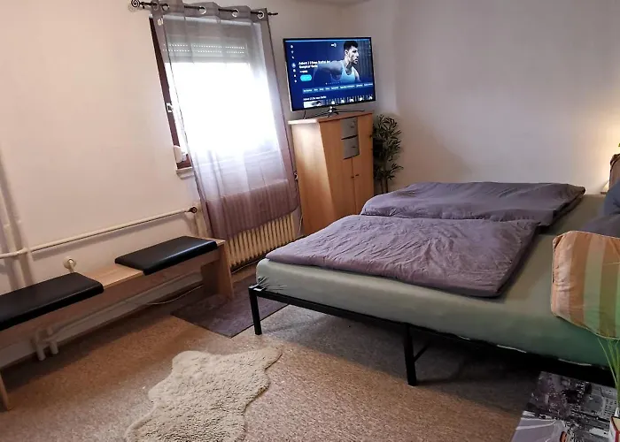 Ganze 95Qm Ferien Wohnung Mit 3 Schlafzimmer, Eigener Kueche, Wohnzimmer, Badezimmer, Wc Sowie Grossen Garten, Gratis Parkplaetze, Wifi, Ruhige Top Lage カッセル