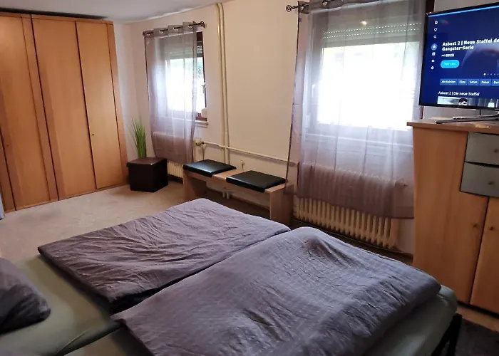 Ganze 95Qm Ferien Wohnung Mit 3 Schlafzimmer, Eigener Kueche, Wohnzimmer, Badezimmer, Wc Sowie Grossen Garten, Gratis Parkplaetze, Wifi, Ruhige Top Lage カッセル