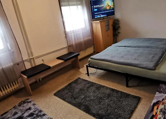 Daire Ganze 95Qm Komfort Wohnung Mit Garten, 3 Schlafzimmer, Mit Privater Kueche, Wohnzimmer, Badezimmer, Wc, Gratis Parkplaetze, Wifi, Ruhige Top Lage